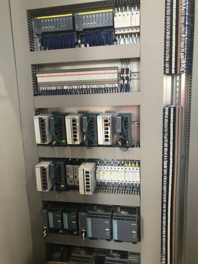 Quadro elettrico durante l'ispezione pre-spedizione